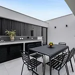 Sanders Elgio Apartman *