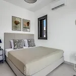 Sanders Elgio Apartment *