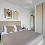 Sanders Elgio Apartment *